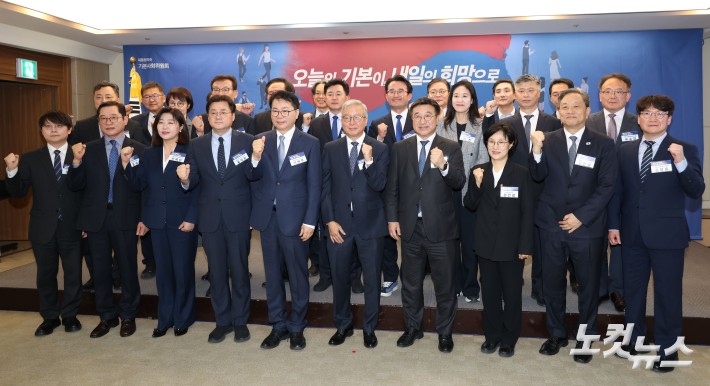 윤호중 행정안전부 장관을 비롯한 참석자들이 14일 오후 서울 중구 한국프레스센터에서 열린 기본사회위원회 출범식 및 전체회의에서 참석자들과 기념촬영을 하고 있다. 왼쪽 세 번째 부터 홍익표 청와대 정무수석, 이한주 경제·인문사회연구회 이사장, 강남훈 기본사회위원회 부위원장, 윤 장관, 원민경 성평등가족부 장관, 문진영 대통령비서실 사회수석.