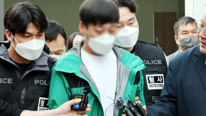 페인트 제거 작업 중 화기 사용으로 냉동창고 화재를 낸 혐의를 받는 중국 국적 불법체류자 A씨가 14일 광주지방법원 해남지원에서 열린 영장실질심사를 마친 뒤 법정을 나서고 있다. 연합뉴스