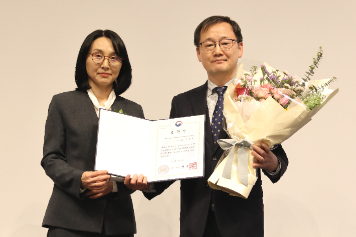 보건복지부 관계자로부터 표창장을 전달받은 조충환 진료처장. 예수병원 제공