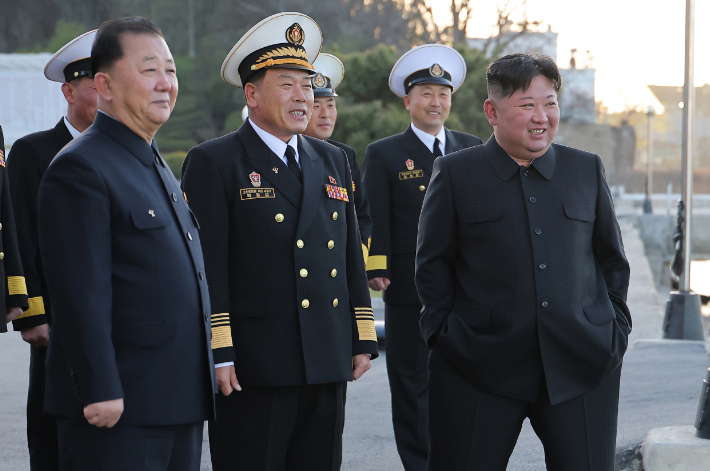 정은 북한 국무위원장이 취역을 앞둔 5천t급 신형 구축함 '최현호'에서 진행된 미사일 시험 발사를 또 참관했다.연합뉴스