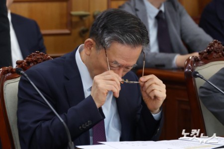 안경 고쳐쓰는 정성호 법무부 장관