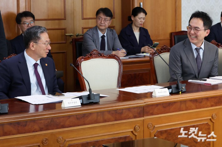 대화하는 정성호 장관-구자현 직무대행