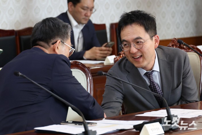 정성호 장관과 인사하는 구자현 직무대행