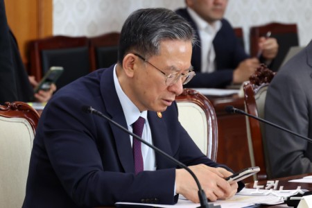 휴대전화 보는 정성호 법무부 장관