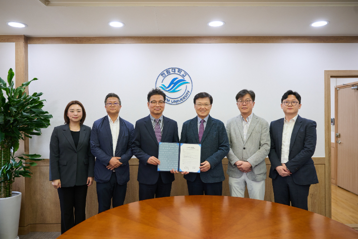 제 50대 강원기자협회와 한림대학교는 14일 한림대 총장실에서 교육·연구 협력과 지역 언론 인재 양성을 위한 업무협약을 체결했다. 강원기자협회 제공