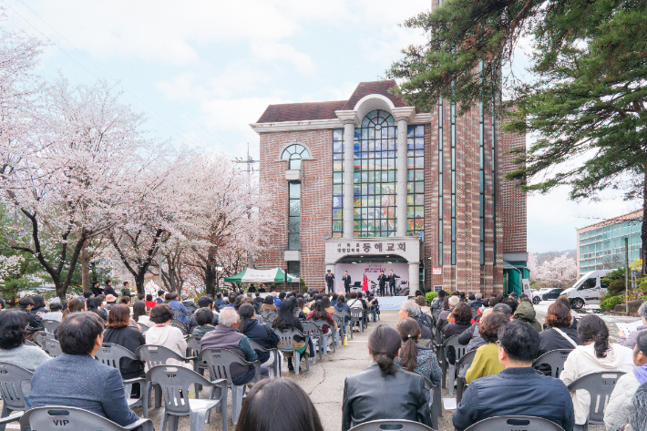동해감리교회(이상수 담임목사)는 지난 4일 만개한 벚꽃이 어우러진 교회 마당에서 '동해시민을 위한 벚꽃음악회'를 개최했다. 동해교회 제공
