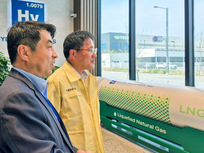 기술보증기금 이상창(오른쪽) 이사가 14일 경기 평택 하이리움산업에서 회사 정제봉 전무와 함께 제조 시설을 둘러보고 있다. 기보 제공