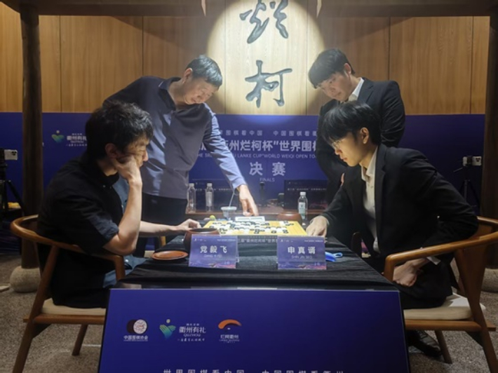 지난해 열린 '란커배'에서 신진서 9단(사진 오른쪽)과 당이페이 9단이 결승1국 후 복기하는 장면. 한국기원 제공
