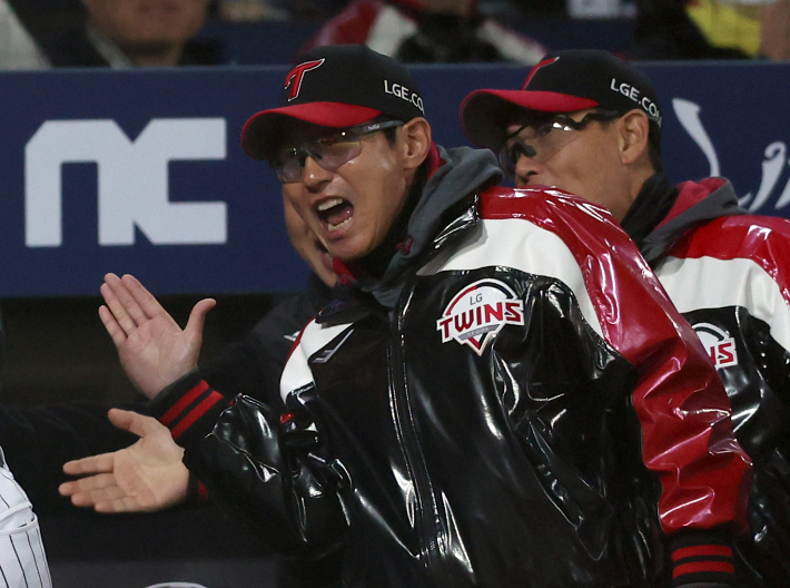 지난 8일 NC와 창원 원정에서 선수들을 격려하는 LG 염경엽 감독. 연합뉴스 