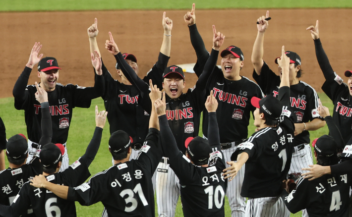 지난해 한국 시리즈에서 한화를 꺾고 정상에 오른 LG 선수들이 기뻐하는 모습. 연합뉴스 