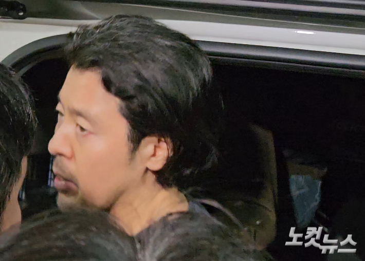지난달 26일 항공사 기장 살인 등 혐의를 받는 전직 부기장 김동환이 부산 부산진경찰서 유치장에서 나와 호송차에 오르고 있다. 김혜민 기자