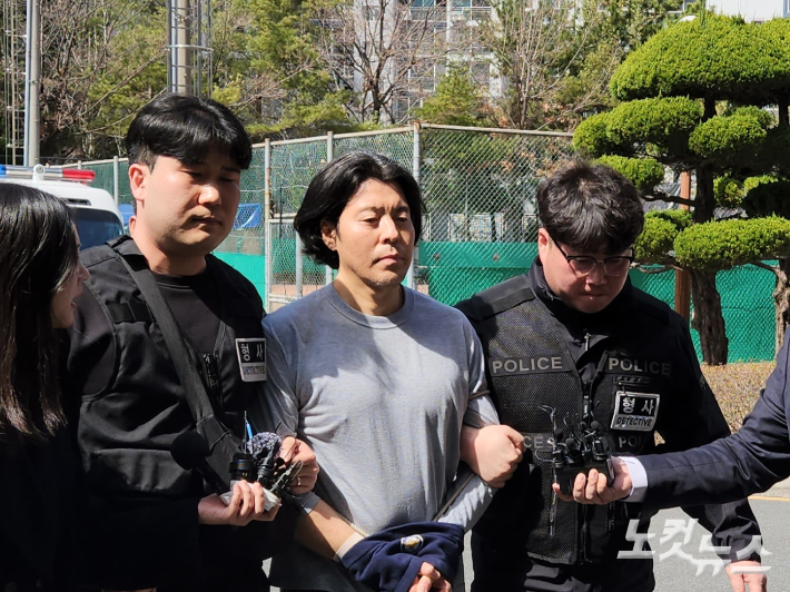 지난달 20일 김동환이 구속 전 피의자 심문을 위해 부산지검으로 호송되고 있다. 정혜린 기자