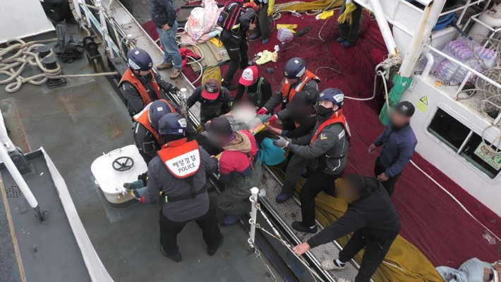 응급환자를 어선에서 경비함정으로 이송하는 모습. 전북 군산해양경찰서 제공
