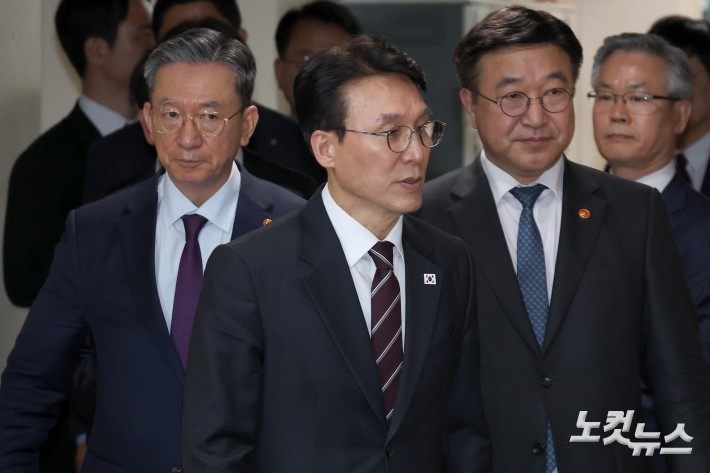 브리핑룸 들어서는 김민석 총리