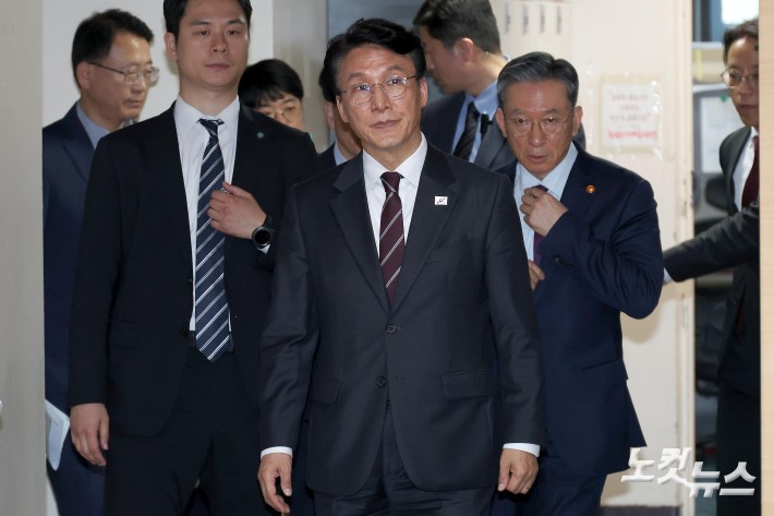 브리핑룸 들어서는 김민석 국무총리