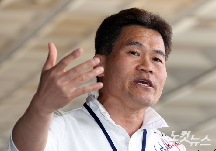 이재명 대통령과 개혁신당 이준석 대표에 대한 명예훼손 혐의를 받는 유튜버 전한길 씨가 13일 서울 서초구 서울중앙지방검찰청에서 열린 구속영장 청구 전 피의자 조사에 출석하며 입장을 밝히고 있다. 황진환 기자