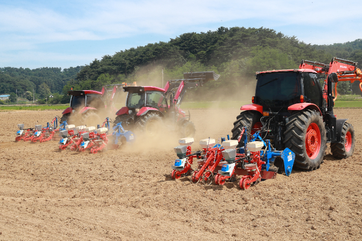 울진 공유 들녘특구에서 콩을 파종하고 있다. 울진군 제공