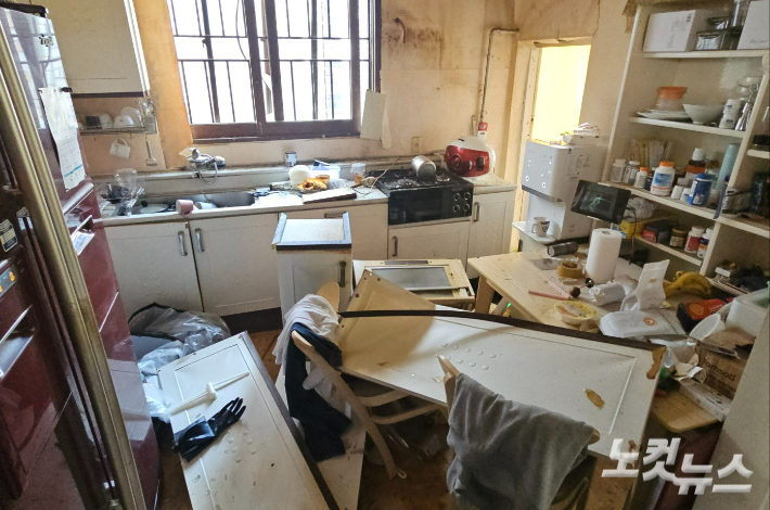 폭발 사고로 아수라장이 된 강모씨의 집. 임성민 기자