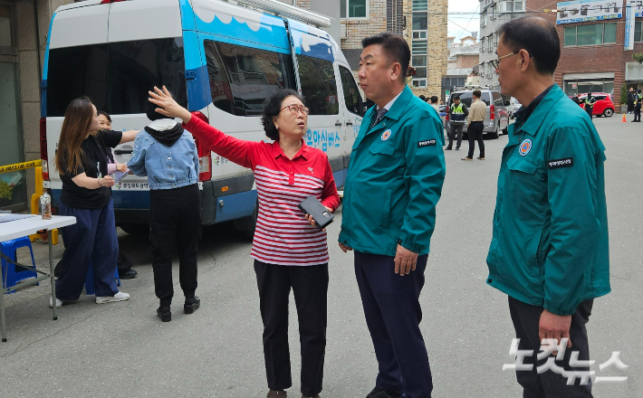 이범석 청주시장이 피해 주민의 고충을 경청하고 있다. 임성민 기자
