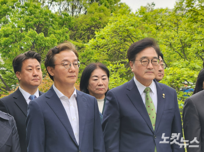 14일 오후 부산대 부마민주항쟁탑에서 우원식 국회의장과 전재수 더불어민주당 부산시장 후보가 함께 참배하고 있다. 정혜린 기자