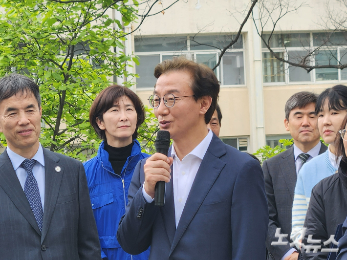 14일 전재수 더불어민주당 부산시장 후보가 우원식 국회의장과 함께 부산대 부마민주항쟁탑 참배에 나섰다. 정혜린 기자