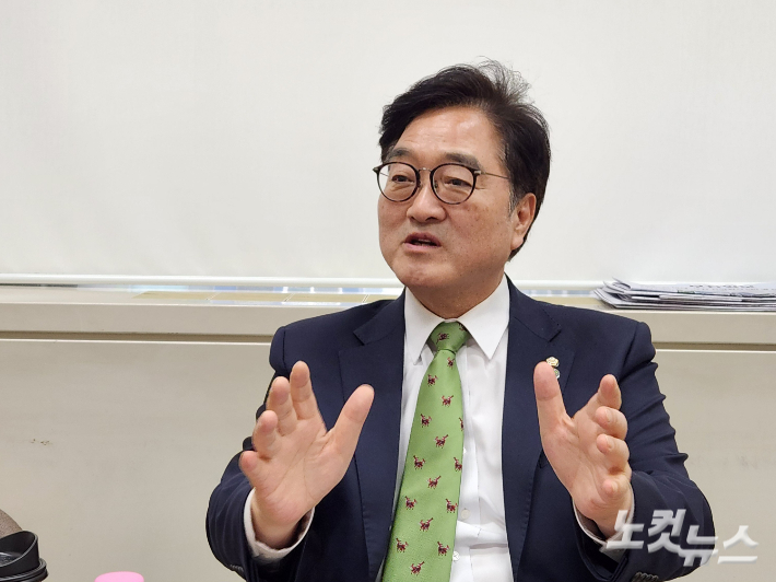 14일 오후 부산시의회 기자실에서 출입기자들과 간담회 중인 우원식 국회의장. 강민정 기자