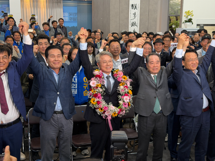 전남광주특별시장 더불어민주당 후보로 확정된 민형배 국회의원이 14일 지지자들과 승리를 만끽하고 있다. 민형배 캠프 제공