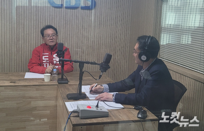 왼쪽부터 윤갑근 예비후보, 김종현 앵커. 충북CBS