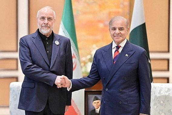 미국과 1차 종전 협상에서 이란 대표단을 이끈 모하마드 바게르 갈리바프 이란 의회 의장(왼쪽)과 파키스탄 총리(오른쪽). 연합뉴스