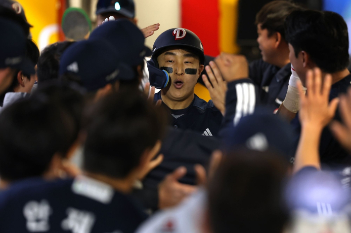 동료들의 축하 받는 손아섭. 두산 베어스 제공