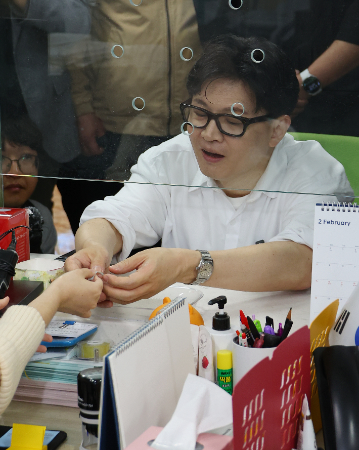 한동훈 전 국민의힘 대표가 14일 오후 부산 북구 만덕2동 행정복지센터를 찾아 전입신고를 하고 있다. 연합뉴스