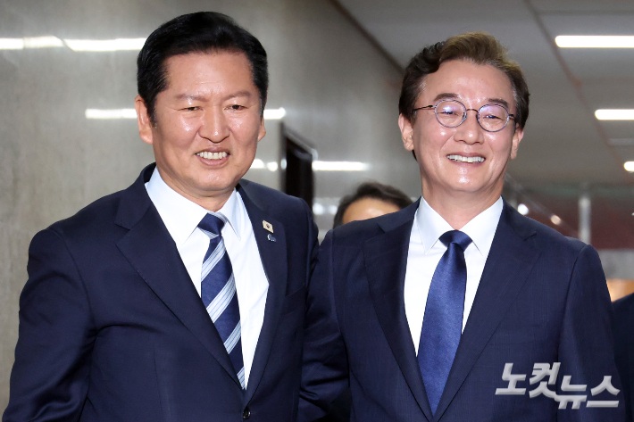 더불어민주당 정청래 대표(왼쪽)와 전재수 부산시장 후보. 윤창원 기자