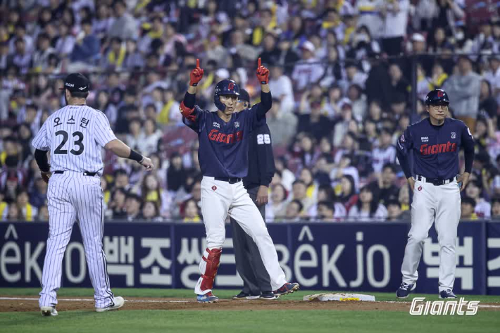 7회 적시타를 때려낸 노진혁. 롯데 