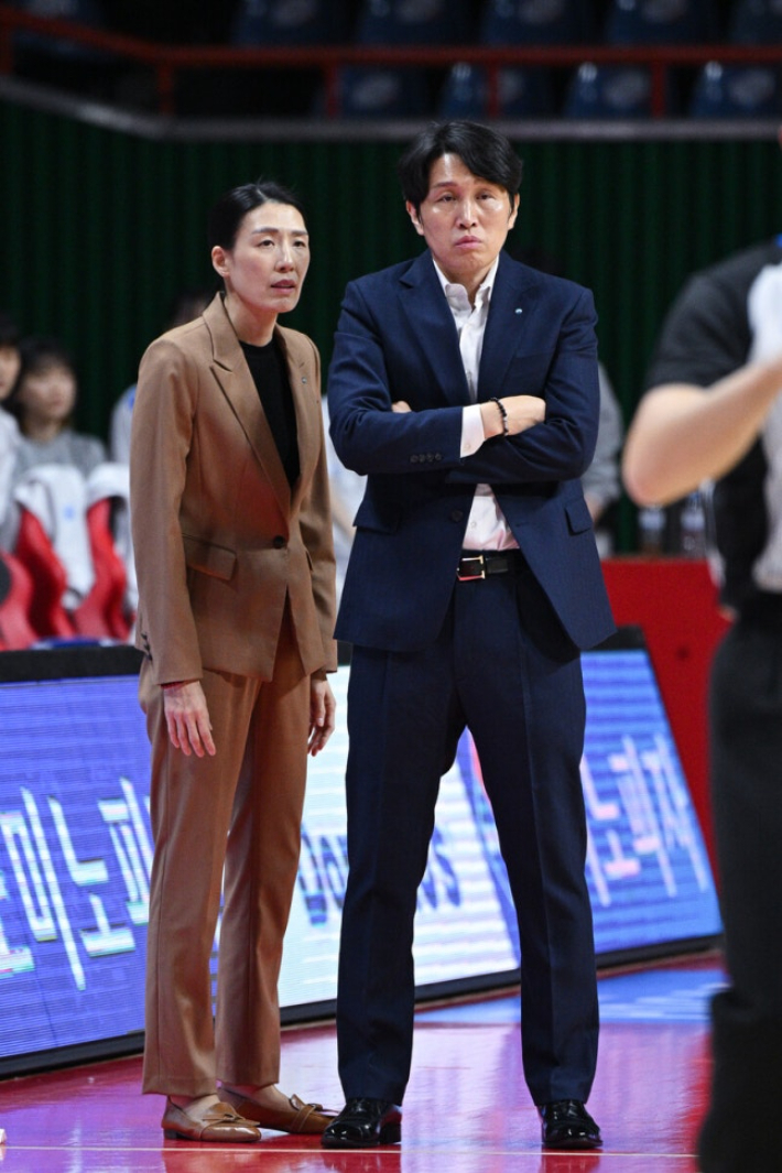 위성우 감독과 전주원 신임 감독. WKBL 제공
