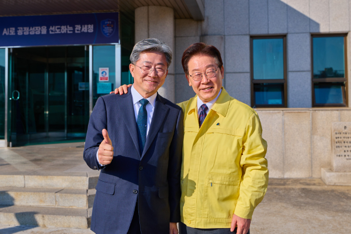 최근 이재명 대통령이 의왕지역 내 현장 점검에 나선 가운데, 과거 경기도지사 비서실장이었던 정순욱 예비후보와 기념사진을 촬영한 모습. 페이스북 캡처