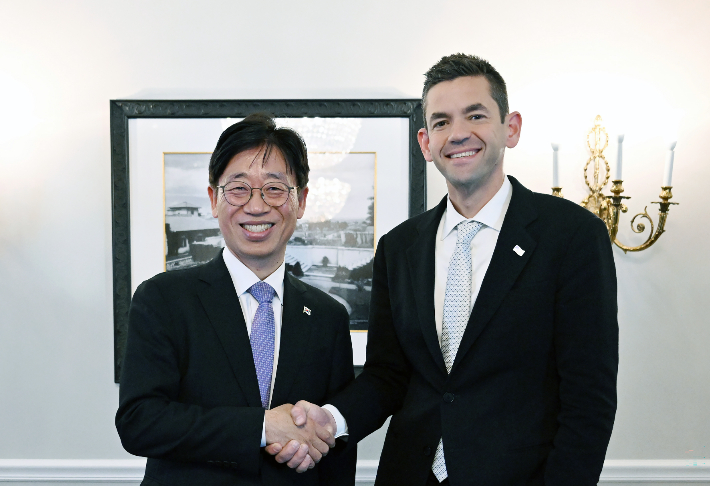 오태석 우주항공청장과 NASA 신임 청장 자레드 아이작맨. 우주항공청 제공