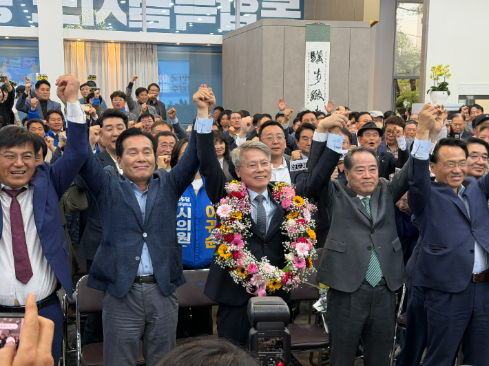 민형배 후보가 후보 확정 후 지지자들과 함께 두 손을 치켜들고 있다. 민형배 후보 제공