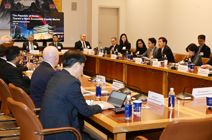 구윤철(오른쪽 세 번째) 부총리 겸 재정경제부 장관이 14일(현지시간) 미국 뉴욕 주UN 대한민국 대표부에서 열린 한국경제 투자설명회(IR)를 열고 주요 투자자들에게 중동상황 대응 현황과 정부 경제정책 방향 등을 설명하고 있다. 재정경제부 제공