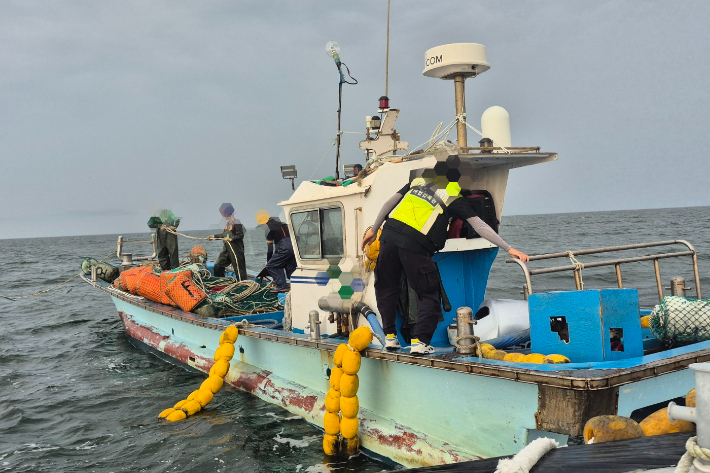 전북도, 불법어업 집중관리 기간 운영. 전북도 제공