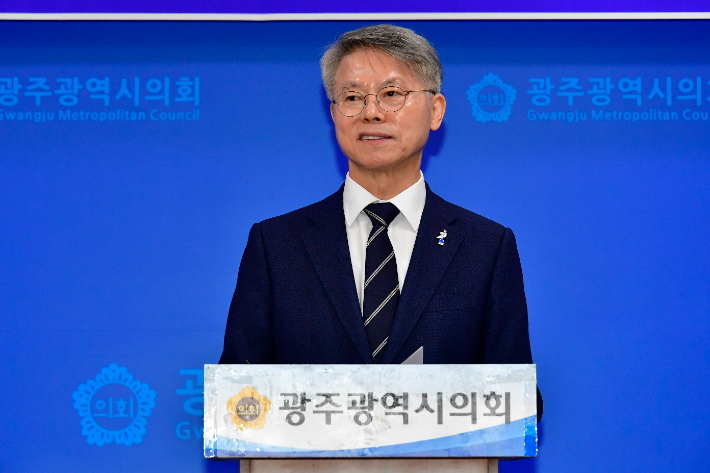 민형배 더불어민주당 전남광주통합특별시장 후보는 15일 광주광역시의회 브리핑룸에서 기자회견을 열고 "시민이 주인이 되는 통합시정을 만들겠다"고 밝혔다. 독자 제공