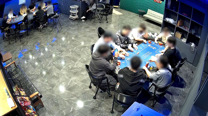 불법 환전 도박장에서 영업 중인 모습. 부산경찰청 제공