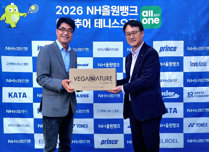 비건 네이처 신윤창 부대표(왼쪽)와 NH농협은행 스포츠단 이상원 단장. 비건 네이처  