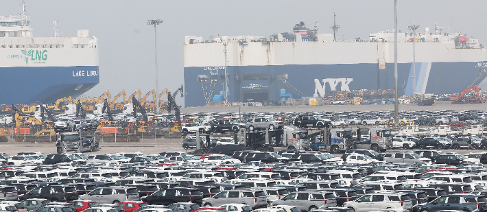 경기도 평택항에 수출용 자동차가 세워져 있는 모습. 연합뉴스