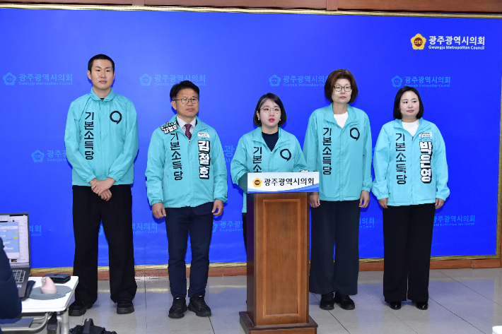 용혜인 기본소득당 대표는 15일 광주광역시의회 브리핑룸에서 기자회견을 열고 "호남 3곳 재보궐선거 가운데 광주 광산을에 국회의원 후보를 내고 당력을 집중하겠다"고 밝혔다. 독자 제공