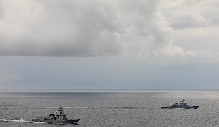 지난해 9월 한미일 3국의 함정들이 제주 남방 공해상에서 25년 프리덤 에지 훈련을 시행하고 있다. 왼쪽부터 해군의 율곡 이이함, 미 해군의 커티스 윌버 구축함. 합참 제공
