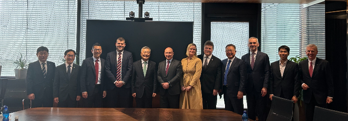 김회천 한수원 사장(왼쪽에서 다섯번째)이 현지시간 13일 체코전력공사 및 발주사 경영진을 만나 회담을 갖고 있다. 한수원 제공