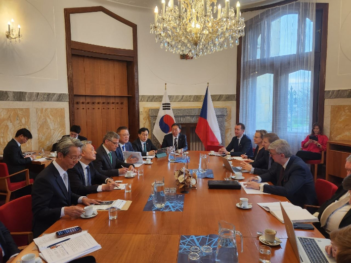 김회천 한수원 사장이 체코 산업통상부 장관 겸 제1부총리 카렐 하블리첵과 면담을 갖고 있다. 한수원 제공