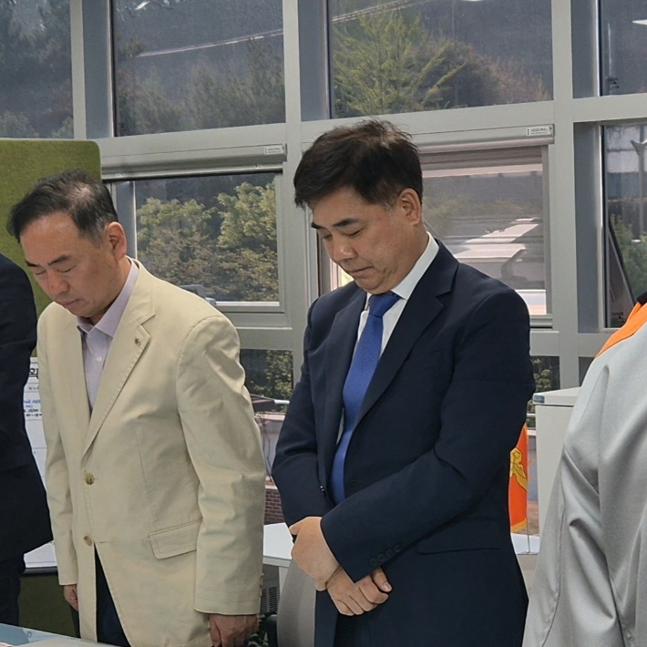 더불어민주당 김병욱 성남시장 후보가 15일 성남소방서를 찾아 전남 완도 창고 화재 현장에서 순직한 소방관들을 애도하며 묵념을 하고 있다. 김병욱 측 제공