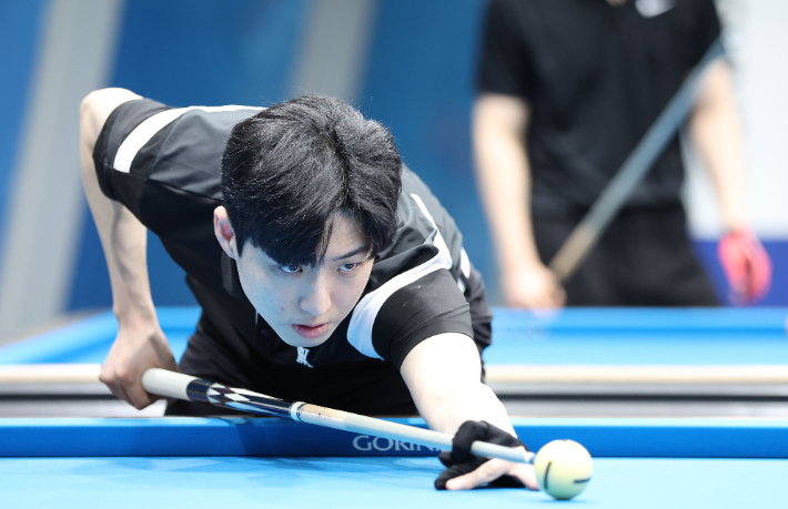 프로당구 큐스쿨에서 1투 투어 잔류에 성공한 한지승. PBA 