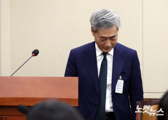 고개숙여 인사하는 신현송 한은총재 후보자